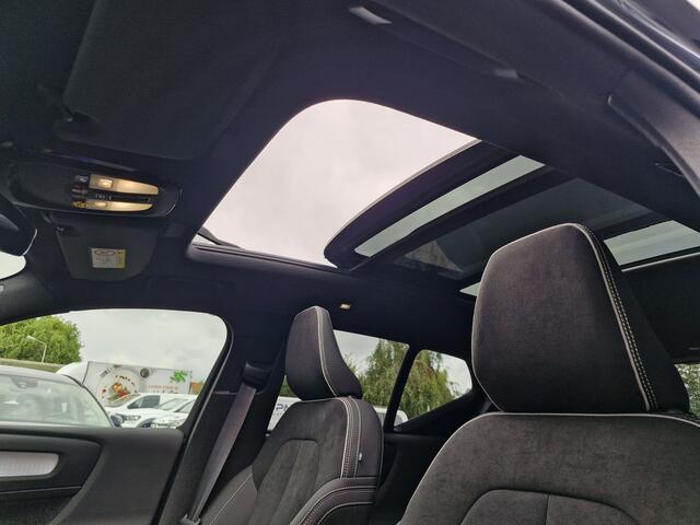 Volvo XC40 B4 Plus Dark met Lighting Pack (koplampen adaptief, koplampreiniging, matrix led koplampen, mistlampen voor) en Elektrisch glazen panorama-dak en trekhaak inklapbaar en nog meer meer.....