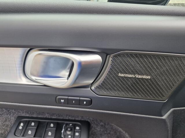 Volvo XC40 B4 Plus Dark met Lighting Pack (koplampen adaptief, koplampreiniging, matrix led koplampen, mistlampen voor) en Elektrisch glazen panorama-dak en trekhaak inklapbaar en nog meer meer.....
