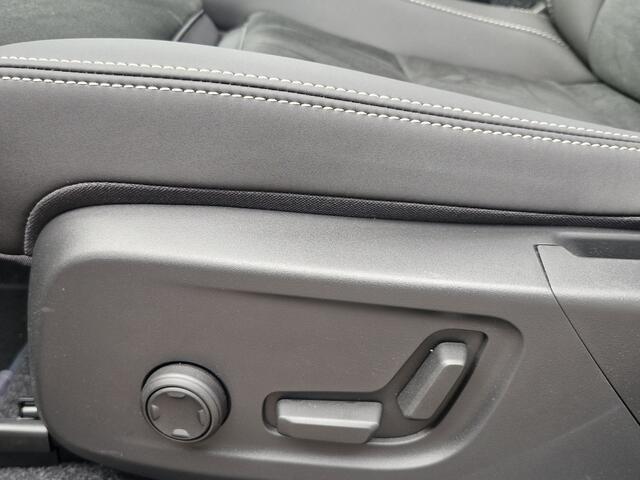 Volvo XC40 B4 Plus Dark met Lighting Pack (koplampen adaptief, koplampreiniging, matrix led koplampen, mistlampen voor) en Elektrisch glazen panorama-dak en trekhaak inklapbaar en nog meer meer.....