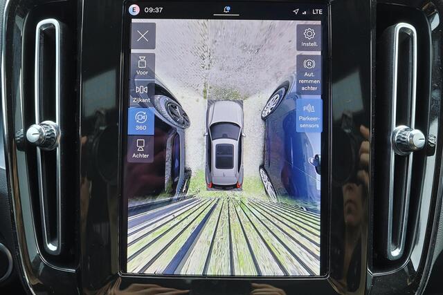 Volvo XC40 B4 Plus Black Edition - Panorama/schuifdak - IntelliSafe Assist & Surround - 360º Camera - Harman/Kardon audio - Verwarmde voorstoelen & stuur - Parkeersensoren voor & achter - Elektr. bedienb. voorstoelen met geheugen links - Draadloze tel. lader - Extra getint glas - Inklapbare trekhaak - 20' LMV