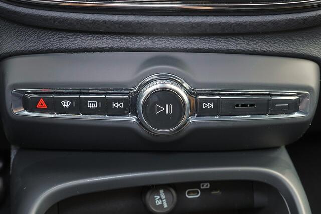 Volvo XC40 B4 Plus Black Edition - Panorama/schuifdak - IntelliSafe Assist & Surround - 360º Camera - Harman/Kardon audio - Verwarmde voorstoelen & stuur - Parkeersensoren voor & achter - Elektr. bedienb. voorstoelen met geheugen links - Draadloze tel. lader - Extra getint glas - Inklapbare trekhaak - 20' LMV