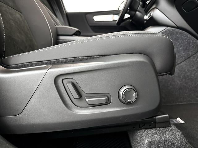 Volvo XC40 B4 Plus Dark | Panoramadak | 360° camera | Harman Kardon | Stoel- en stuurverwarming | Trekhaak