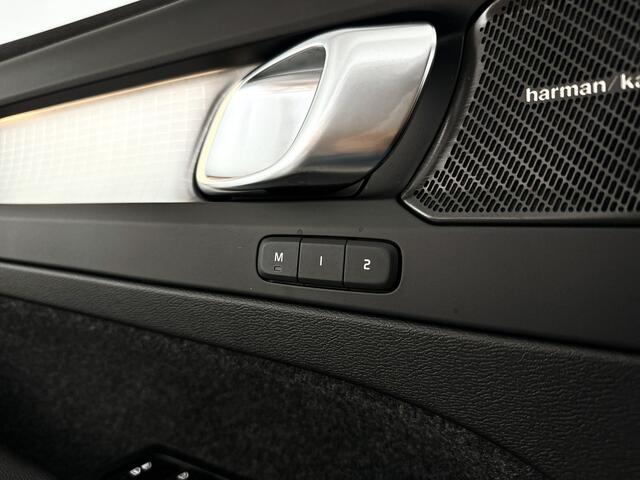Volvo XC40 B4 Plus Dark | Panoramadak | 360° camera | Harman Kardon | Stoel- en stuurverwarming | Trekhaak