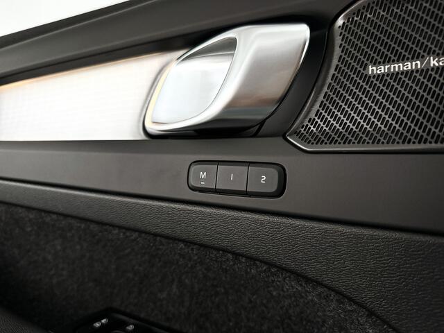 Volvo XC40 B4 Plus Black Edition | Panoramadak | 360° camera | Harman Kardon | Stoel- en stuurverwarming | Trekhaak