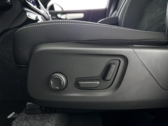 Volvo XC40 B4 Plus Dark | Panoramadak | 360° camera | Harman Kardon | Stoel- en stuurverwarming | Trekhaak