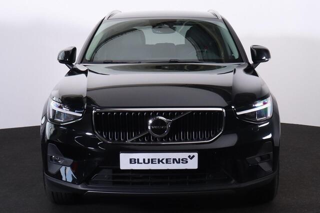 Volvo XC40 B3 Core - IntelliSafe Assist - Lederen bekleding met elektrisch verstelbare voorstoelen, links met geheugen - Parkeercamera achter - Verwarmde voorstoelen & stuur - Parkeersensoren voor & achter - Draadloze tel. lader - Extra getint glas - 18 inch LMV