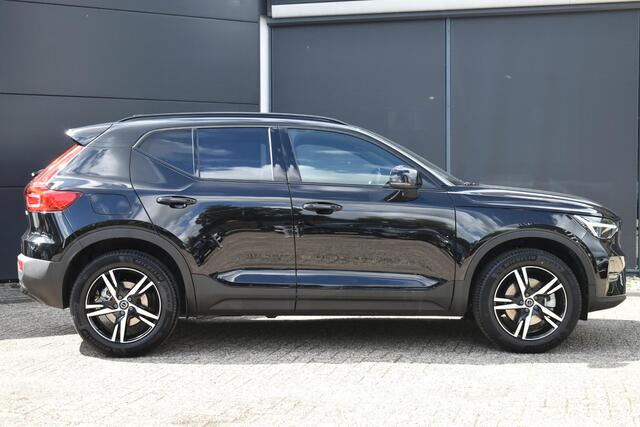 Volvo XC40 B4 Plus Dark | Trekhaak | Verwarmbare voorstoelen, voorruit en stuurwiel | Premium audio by Harman Kardon | Apple carplay/Android auto | Keyless