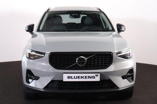 Volvo XC40 B3 Ultimate Dark - Panorama/schuifdak - IntelliSafe Assist & Surround - 360º Camera - Harman/Kardon audio - Adaptieve LED koplampen - Verwarmde voorstoelen & stuur - Parkeersensoren voor & achter - Elektr. bedienb. voorstoelen met geheugen links - Draadloze tel. lader - Extra getint glas - 20' LMV