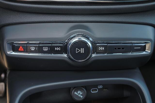 Volvo XC40 B4 Plus Dark - IntelliSafe Assist & Surround - Harman/Kardon audio - Parkeercamera achter - Verwarmde voorstoelen & stuur - Parkeersensoren voor & achter - Elektr. bedienb. voorstoelen met geheugen links - Draadloze tel. lader - Extra getint glas - Inklapbare trekhaak - 18' LMV