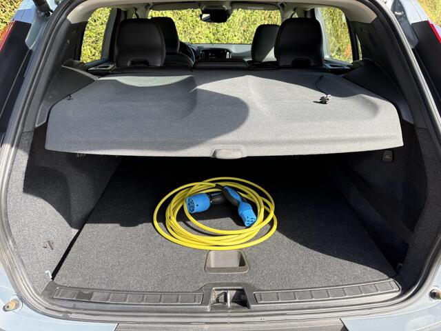 Volvo XC40 T5 Twin Engine Momentum Pro | Blis | Trekhaak | Cruise control | Parkeerhulp |