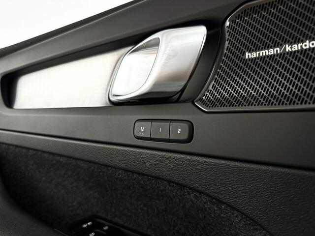 Volvo XC40 B4 Plus Dark | Panoramadak | 360° camera | Harman Kardon | Stoel- en stuurverwarming | Trekhaak