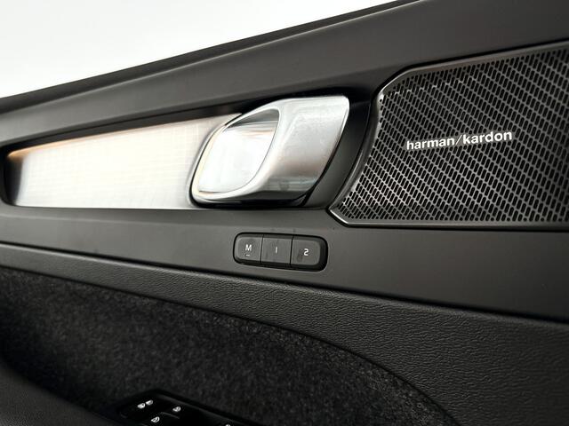 Volvo XC40 B4 Plus Dark | Panoramadak | 360° camera | Harman Kardon | Stoel- en stuurverwarming | Trekhaak