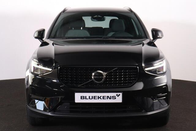 Volvo XC40 B4 Plus Dark - IntelliSafe Assist & Surround - Harman/Kardon audio - Parkeercamera achter - Verwarmde voorstoelen & stuur - Parkeersensoren voor & achter - Elektr. bedienb. voorstoelen met geheugen links - Extra getint glas - Inklapbare trekhaak - 19' LMV