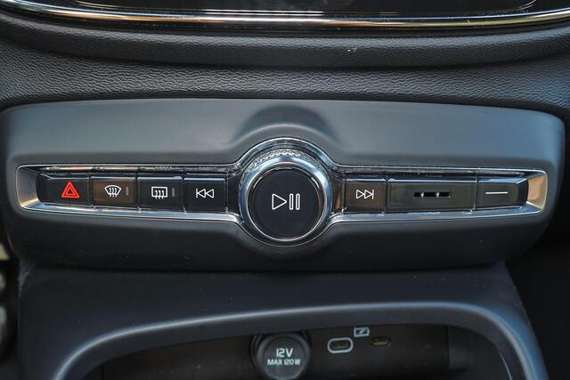 Volvo XC40 B4 Plus Dark - IntelliSafe Assist & Surround - Harman/Kardon audio - Parkeercamera achter - Verwarmde voorstoelen & stuur - Parkeersensoren voor & achter - Elektr. bedienb. voorstoelen met geheugen links - Extra getint glas - Inklapbare trekhaak - 19' LMV
