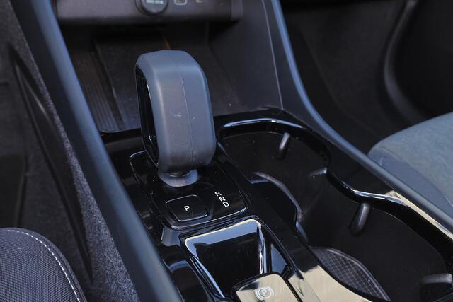 Volvo XC40 B4 Plus Dark - IntelliSafe Assist & Surround - Harman/Kardon audio - Parkeercamera achter - Verwarmde voorstoelen & stuur - Parkeersensoren voor & achter - Elektr. bedienb. voorstoelen met geheugen links - Extra getint glas - Inklapbare trekhaak - 19' LMV