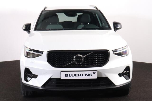 Volvo XC40 T5 Recharge Plus Dark - IntelliSafe Assist & Surround - Harman/Kardon audio - Parkeercamera achter - Verwarmde voorstoelen & stuur - Parkeersensoren voor & achter - Elektr. bedienb. voorstoelen met geheugen links - Draadloze tel. lader - Extra getint glas - Inklapbare trekhaak - 19' LMV