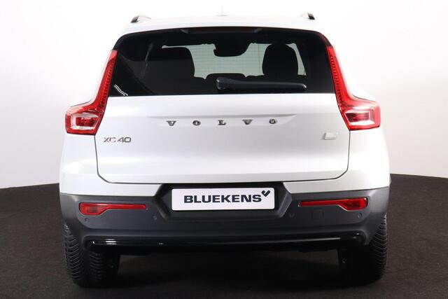 Volvo XC40 T5 Recharge Plus Dark - IntelliSafe Assist & Surround - Harman/Kardon audio - Parkeercamera achter - Verwarmde voorstoelen & stuur - Parkeersensoren voor & achter - Elektr. bedienb. voorstoelen met geheugen links - Draadloze tel. lader - Extra getint glas - Inklapbare trekhaak - 19' LMV