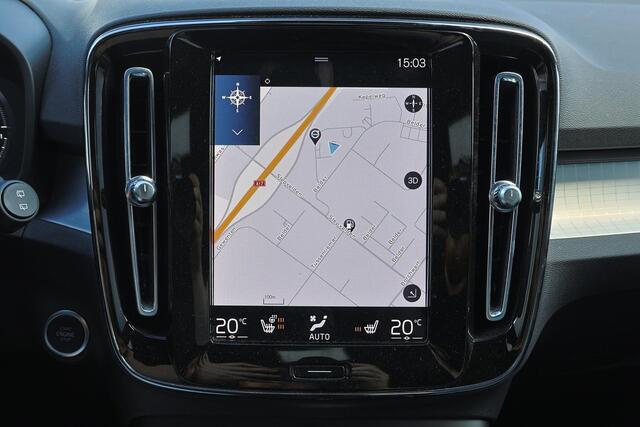 Volvo XC40 T5 Recharge Plus Dark - IntelliSafe Assist & Surround - Harman/Kardon audio - Parkeercamera achter - Verwarmde voorstoelen & stuur - Parkeersensoren voor & achter - Elektr. bedienb. voorstoelen met geheugen links - Draadloze tel. lader - Extra getint glas - Inklapbare trekhaak - 19' LMV