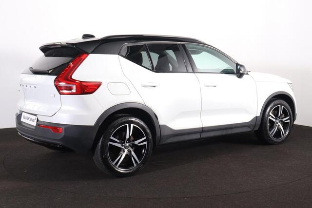 Volvo XC40 1.5 T5 Recharge R-Design - IntelliSafe Assist & Surround - Adaptieve LED koplampen - Parkeercamera achter - Verwarmde voorstoelen & stuur - Parkeersensoren voor & achter - Elektr. bedienb. voorstoelen met geheugen links - Draadloze tel. lader - Extra getint glas - 19' LMV