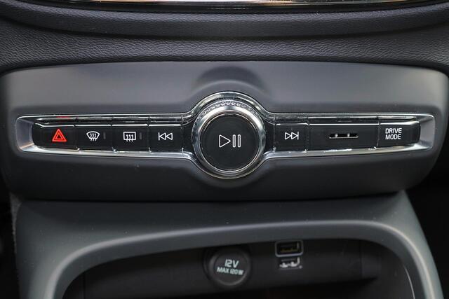 Volvo XC40 1.5 T5 Recharge R-Design - IntelliSafe Assist & Surround - Adaptieve LED koplampen - Parkeercamera achter - Verwarmde voorstoelen & stuur - Parkeersensoren voor & achter - Elektr. bedienb. voorstoelen met geheugen links - Draadloze tel. lader - Extra getint glas - 19' LMV