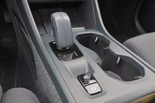 Volvo XC40 1.5 T5 Recharge R-Design - IntelliSafe Assist & Surround - Adaptieve LED koplampen - Parkeercamera achter - Verwarmde voorstoelen & stuur - Parkeersensoren voor & achter - Elektr. bedienb. voorstoelen met geheugen links - Draadloze tel. lader - Extra getint glas - 19' LMV