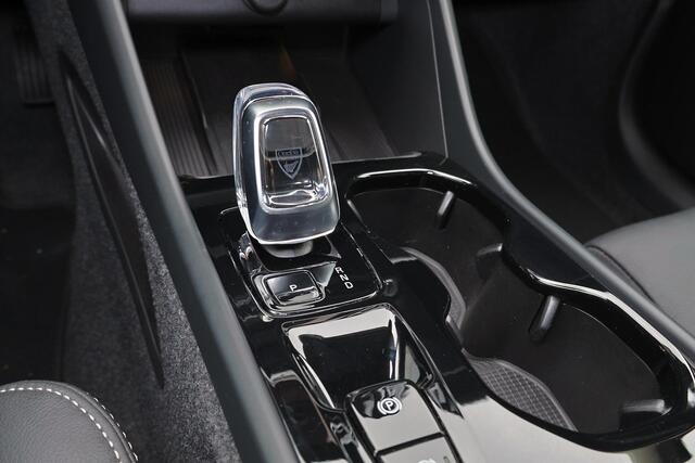 Volvo XC40 B3 Plus Dark - IntelliSafe Assist & Surround - 360º Camera - Harman/Kardon audio - Verwarmde voorstoelen & stuur - Parkeersensoren voor & achter - Elektr. bedienb. voorstoelen met geheugen links - Draadloze tel. lader - Standkachel - Extra getint glas - 18' LMV