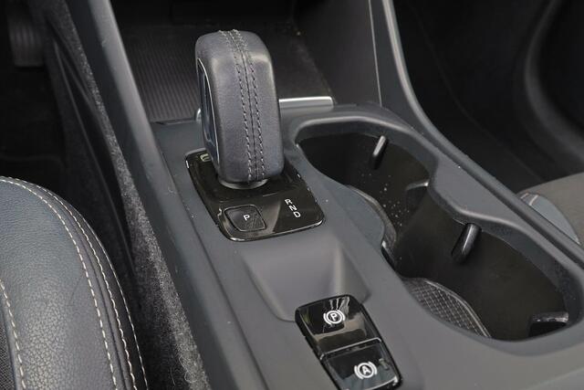 Volvo XC40 T4 Momentum - Parkeercamera achter - Parkeersensoren voor & achter - Cruise control - Inklapbare trekhaak - 18' LMV