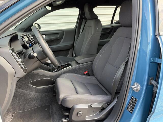 Volvo XC40 Extended Range Plus 82 kWh / Fjord Blue / Trekhaak / Achteruitrijcamera / Stoel- en stuurverwarming /