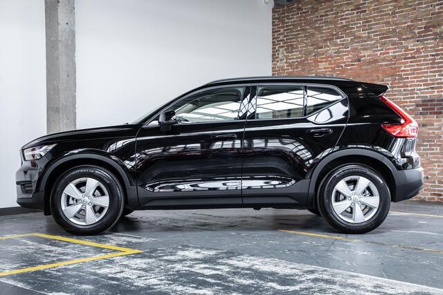 Volvo XC40 T2 Momentum Core | Semi-Electrische Wegklapbare Trekhaak | Navigatie | Parkeercamera | Verwarmbare voorstoelen | Verwarmbaar stuurwiel | Park assist voor en achter | Apple CarPlay & Android Auto | Volvo on Call | Dealeronderhouden |