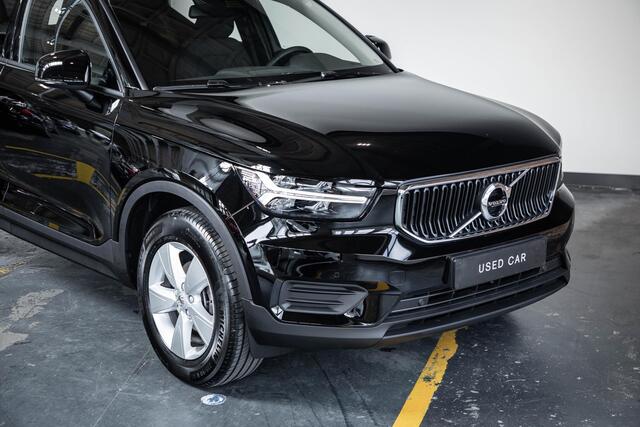 Volvo XC40 T2 Momentum Core | Semi-Electrische Wegklapbare Trekhaak | Navigatie | Parkeercamera | Verwarmbare voorstoelen | Verwarmbaar stuurwiel | Park assist voor en achter | Apple CarPlay & Android Auto | Volvo on Call | Dealeronderhouden |