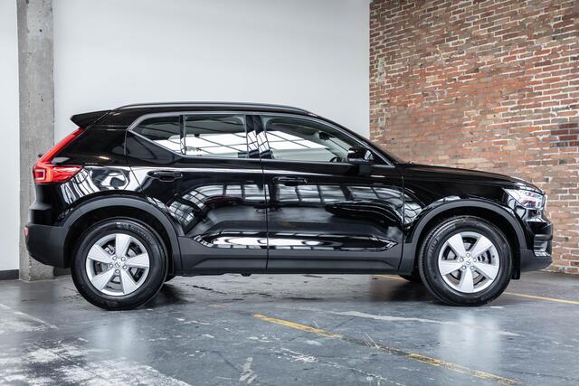 Volvo XC40 T2 Momentum Core | Semi-Electrische Wegklapbare Trekhaak | Navigatie | Parkeercamera | Verwarmbare voorstoelen | Verwarmbaar stuurwiel | Park assist voor en achter | Apple CarPlay & Android Auto | Volvo on Call | Dealeronderhouden |