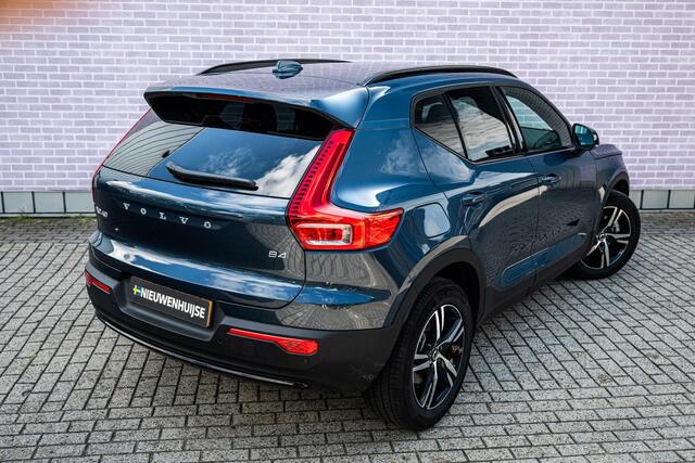 Volvo XC40 2.0 B4 Plus Dark | Trekhaak | Harman Kardon Audio | Achteruitrijcamera | Parkeersensoren | Keyless Entry | Elektrische Achterklep | Elektrisch Verstelbare Voorstoelen | Stoelverwarming | Google Navigatie | Apple Carplay | Android Auto |