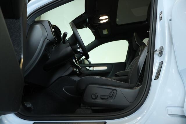 Volvo XC40 B4 Plus Dark | Trekhaak | Panoramadak | Verwarmbare voorstoelen, voorruit en stuurwiel | Premium audio by Harman Kardon | Apple carplay/Android auto | Keyless |