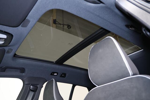 Volvo XC40 B4 Plus Black Edition - Panorama/schuifdak - IntelliSafe Assist & Surround - 360º Camera - Harman/Kardon audio - Verwarmde voorstoelen & stuur - Parkeersensoren voor & achter - Elektr. bedienb. voorstoelen met geheugen links - Draadloze tel. lader - Extra getint glas - 20' LMV