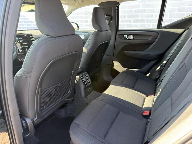 Volvo XC40 T4 Recharge R-Design | Trekhaak 1800 kg | 360º Camera | Verwarmde Voorstoelen en Achterbank | Stuurverwarming | Navigatie | Keyless Entry | BLIS |