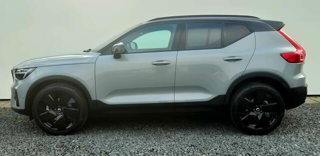 Volvo XC40 2.0 B3 Ultra Black Edition Panoramadak - 360 Camera - 19 Lichtmetalen wielen - Lounge-pakket - Harman Kardon Audio - Alarm - Climate - Privacy Glass - R980 Interieur - Power seats bestuurder memory - Two Tone - Full led koplampen