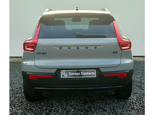 Volvo XC40 2.0 B3 Ultra Black Edition Panoramadak - 360 Camera - 19 Lichtmetalen wielen - Lounge-pakket - Harman Kardon Audio - Alarm - Climate - Privacy Glass - R980 Interieur - Power seats bestuurder memory - Two Tone - Full led koplampen