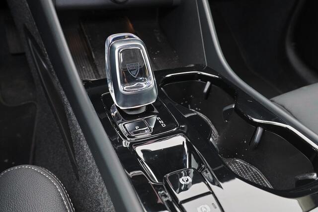 Volvo XC40 B3 Plus Dark - IntelliSafe Assist & Surround - 360º Camera - Harman/Kardon audio - Verwarmde voorstoelen & stuur - Parkeersensoren voor & achter - Elektr. bedienb. voorstoelen met geheugen links - Draadloze tel. lader - Standkachel - Extra getint glas - 18' LMV