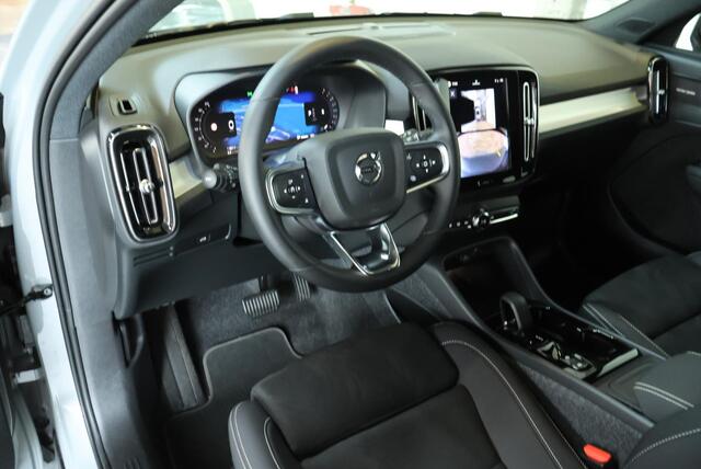Volvo XC40 B4 Plus Black Edition | Panoramadak | Trekhaak | Stoelverwarming | Parkeersensoren voor + achter | 360 graden camera | Premium audio by Harman Kardon | Apple carplay/Android auto | 20 Lichtmetalen Velgen