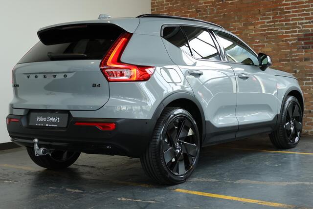 Volvo XC40 B4 Plus Black Edition | Panoramadak | Trekhaak | Stoelverwarming | Parkeersensoren voor + achter | 360 graden camera | Premium audio by Harman Kardon | Apple carplay/Android auto | 20 Lichtmetalen Velgen