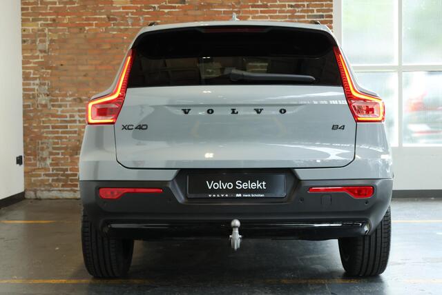 Volvo XC40 B4 Plus Black Edition | Panoramadak | Trekhaak | Stoelverwarming | Parkeersensoren voor + achter | 360 graden camera | Premium audio by Harman Kardon | Apple carplay/Android auto | 20 Lichtmetalen Velgen