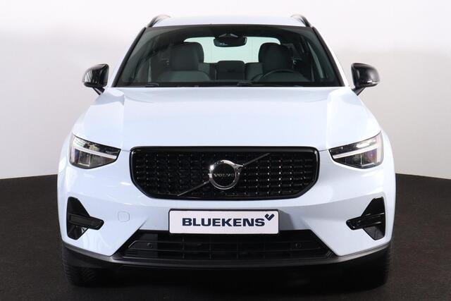 Volvo XC40 B4 Plus Dark - IntelliSafe Assist & Surround - Harman/Kardon audio - Parkeercamera achter - Verwarmde voorstoelen & stuur - Parkeersensoren voor & achter - Elektr. bedienb. voorstoelen met geheugen links - Draadloze tel. lader - Inklapbare trekhaak - 19' LMV