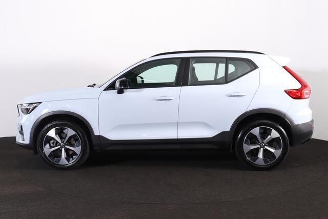 Volvo XC40 B4 Plus Dark - IntelliSafe Assist & Surround - Harman/Kardon audio - Parkeercamera achter - Verwarmde voorstoelen & stuur - Parkeersensoren voor & achter - Elektr. bedienb. voorstoelen met geheugen links - Draadloze tel. lader - Inklapbare trekhaak - 19' LMV