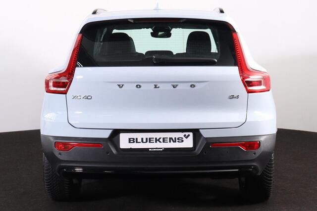 Volvo XC40 B4 Plus Dark - IntelliSafe Assist & Surround - Harman/Kardon audio - Parkeercamera achter - Verwarmde voorstoelen & stuur - Parkeersensoren voor & achter - Elektr. bedienb. voorstoelen met geheugen links - Draadloze tel. lader - Inklapbare trekhaak - 19' LMV