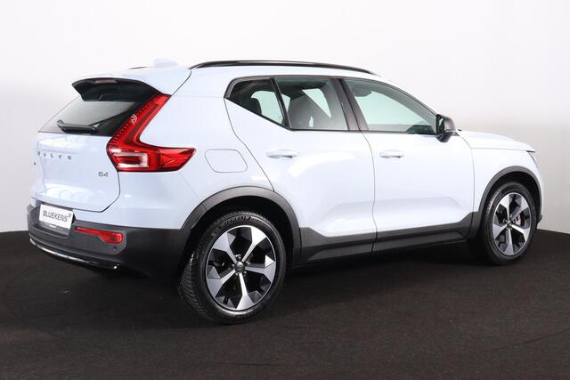 Volvo XC40 B4 Plus Dark - IntelliSafe Assist & Surround - Harman/Kardon audio - Parkeercamera achter - Verwarmde voorstoelen & stuur - Parkeersensoren voor & achter - Elektr. bedienb. voorstoelen met geheugen links - Draadloze tel. lader - Inklapbare trekhaak - 19' LMV