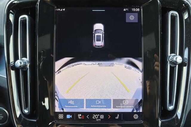 Volvo XC40 B4 Plus Dark - IntelliSafe Assist & Surround - Harman/Kardon audio - Parkeercamera achter - Verwarmde voorstoelen & stuur - Parkeersensoren voor & achter - Elektr. bedienb. voorstoelen met geheugen links - Draadloze tel. lader - Inklapbare trekhaak - 19' LMV