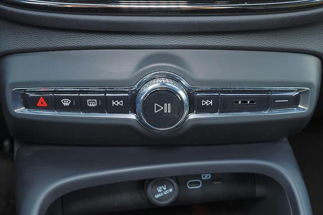 Volvo XC40 B4 Plus Dark - IntelliSafe Assist & Surround - Harman/Kardon audio - Parkeercamera achter - Verwarmde voorstoelen & stuur - Parkeersensoren voor & achter - Elektr. bedienb. voorstoelen met geheugen links - Draadloze tel. lader - Inklapbare trekhaak - 19' LMV
