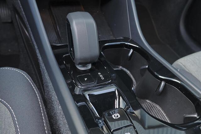 Volvo XC40 B4 Plus Dark - IntelliSafe Assist & Surround - Harman/Kardon audio - Parkeercamera achter - Verwarmde voorstoelen & stuur - Parkeersensoren voor & achter - Elektr. bedienb. voorstoelen met geheugen links - Draadloze tel. lader - Inklapbare trekhaak - 19' LMV