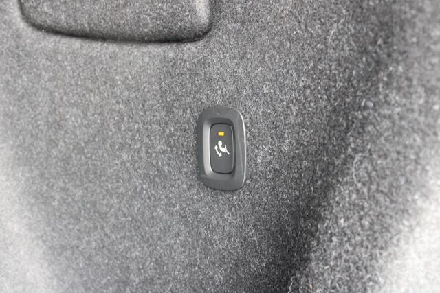 Volvo XC40 T4 211PK Automaat Plug-in hybrid Plus Bright | Trekhaak | El. Stoelen | Pilot Assist | Verw. Voorstoelen | BLIS | H&K Audio |