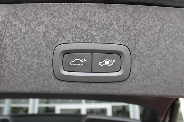 Volvo XC40 T4 211PK Automaat Plug-in hybrid Plus Bright | Trekhaak | El. Stoelen | Pilot Assist | Verw. Voorstoelen | BLIS | H&K Audio |